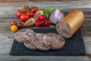 Türk usulü et rulosu. Yerel adı Baton Kavurma. Türk usulü kızarmış et (kavurma). Kurban Bayramı konsepti. 