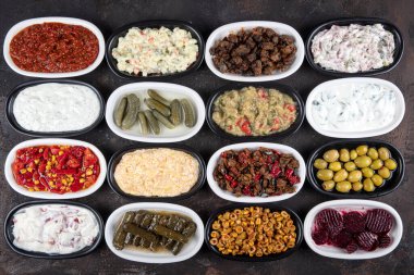 Akdeniz aperatif konsepti. Geleneksel Türk mutfağı. Pancar, zeytin, humus, dolma biber, turşu, dolma yaprak, kavrulmuş biber ve kızarmış yumurta ile Orta Doğu mezeleri..