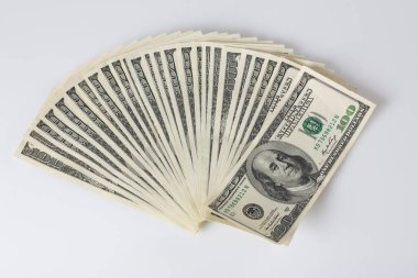 Para, Amerikan dolarları. Para masaya saçıldı. Maliye ve ekonomi kavramları için fotoğrafçılık. Amerikan Doları Nakit.