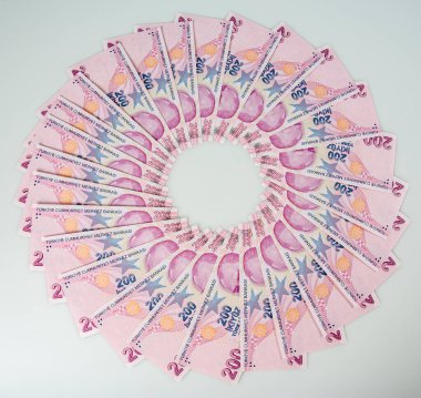 Türk Lirası banknotu. Beyaz arkaplanda 200 Türk lirası izole edilmiş