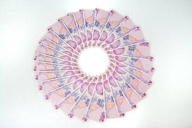 Türk Lirası banknotu. Beyaz arkaplanda 200 Türk lirası izole edilmiş