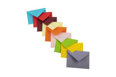 Küçük renkli zarflar. Küçük kesilmiş kağıt renkli zarflar. Aşk mektubu yazıyorum. Mesaj. Top View. Sevgililer Günü konsepti. kopyalama alanı. Beyaz arka plan. düz yat