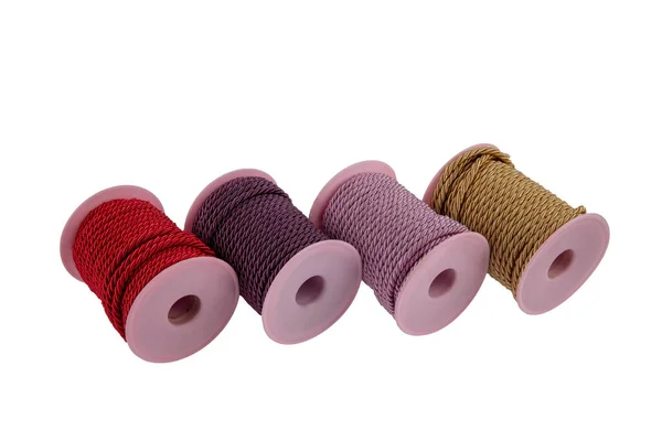 彩色绳线线轴或棉绳 在白色背景下隔离的工作室拍摄 航行绳 彩色绳索 — 图库照片