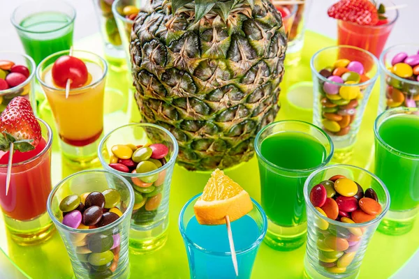 Renkli Yeşil Mavi Kırmızı Beyaz Güzel Alkollü Içeceklerin Çeşitli Çeşitleri — Stok fotoğraf