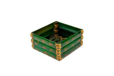 Hasır saman yığını, ev depolama için izole edilmiş beyaz arka planda farklı boyutlarda ve desenlerde daha az el yapımı sepetler. Farklı boyutlarda hasır sepetler. El yapımı.