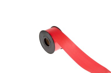 Beyaz arka planda kağıt ambalaj bandı. Hediye paketi. Fiyonk yapmak, kağıt kurdelelerden hediyeler almak, renkli kurdeleler....