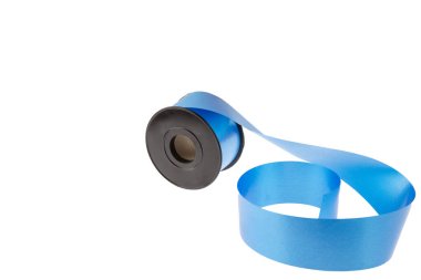 Beyaz arka planda kağıt ambalaj bandı. Hediye paketi. Fiyonk yapmak, kağıt kurdelelerden hediyeler almak, renkli kurdeleler....