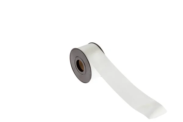 白い背景に紙の包装テープ ギフトラッピング 弓を作る 紙リボンからの贈り物のための花 皮膚の色のリボン — ストック写真