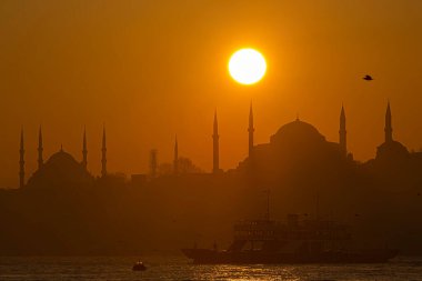 İstanbul manzarası. İstanbul Silueti 'nde gün batımı. Ayasofya ve Mavi Cami manzarası. Ayasofya Kubbesi 'nin üzerinde gün batımı