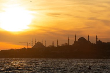 İstanbul manzarası. İstanbul Silueti 'nde gün batımı. Ayasofya ve Mavi Cami manzarası. Ayasofya Kubbesi 'nin üzerinde gün batımı