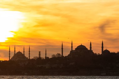 İstanbul manzarası. İstanbul Silueti 'nde gün batımı. Ayasofya ve Mavi Cami manzarası. Ayasofya Kubbesi 'nin üzerinde gün batımı