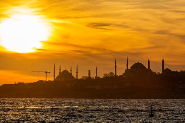 İstanbul manzarası. İstanbul Silueti 'nde gün batımı. Ayasofya ve Mavi Cami manzarası. Ayasofya Kubbesi 'nin üzerinde gün batımı
