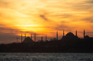 İstanbul manzarası. İstanbul Silueti 'nde gün batımı. Ayasofya ve Mavi Cami manzarası. Ayasofya Kubbesi 'nin üzerinde gün batımı
