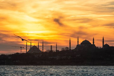 İstanbul manzarası. İstanbul Silueti 'nde gün batımı. Ayasofya ve Mavi Cami manzarası. Ayasofya Kubbesi 'nin üzerinde gün batımı