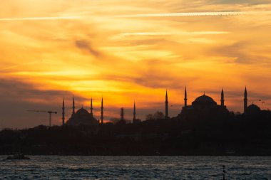 İstanbul manzarası. İstanbul Silueti 'nde gün batımı. Ayasofya ve Mavi Cami manzarası. Ayasofya Kubbesi 'nin üzerinde gün batımı