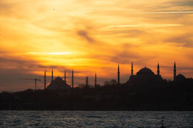 İstanbul manzarası. İstanbul Silueti 'nde gün batımı. Ayasofya ve Mavi Cami manzarası. Ayasofya Kubbesi 'nin üzerinde gün batımı