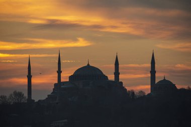 İstanbul manzarası. İstanbul Silueti 'nde gün batımı. Ayasofya ve Mavi Cami manzarası. Ayasofya Kubbesi 'nin üzerinde gün batımı