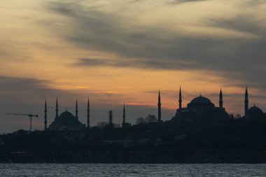 İstanbul manzarası. İstanbul Silueti 'nde gün batımı. Ayasofya ve Mavi Cami manzarası. Ayasofya Kubbesi 'nin üzerinde gün batımı