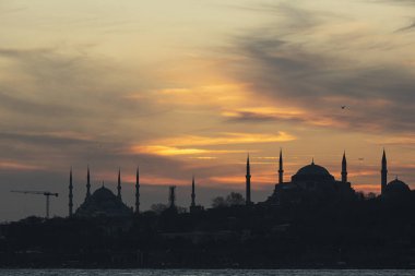 İstanbul manzarası. İstanbul Silueti 'nde gün batımı. Ayasofya ve Mavi Cami manzarası. Ayasofya Kubbesi 'nin üzerinde gün batımı