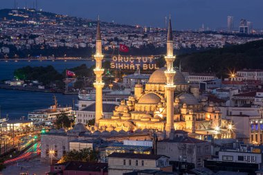 Mahya, Eminonu Yeni Camii 'nin Ramazan ayındaki minareleri arasındadır. Yeni Cami 'nin minareleri arasında sırtta 