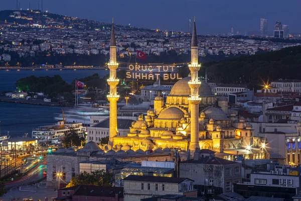 Mahya Está Entre Minaretes Mesquita Nova Eminonu Durante Ramadã Entre — Fotografia de Stock