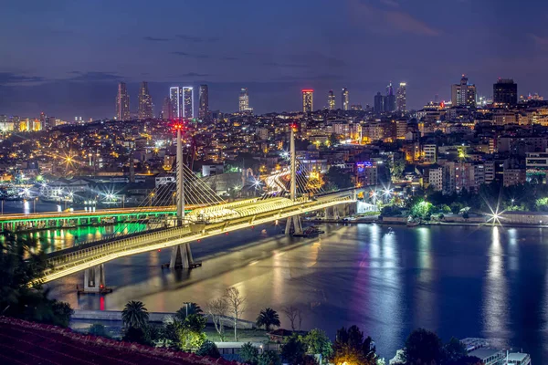 トルコのイスタンブールにあるゴールデンホーン橋の地下鉄駅 日没時のゴールデンホーン ハリック メトロブリッジ イスタンブールのヨーロッパ側のビヨルとファティ地区を結んでいます — ストック写真