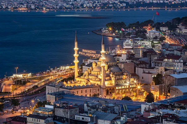 Mahya Uno Los Minaretes Nueva Mezquita Eminonu Durante Ramadán Entre — Foto de Stock