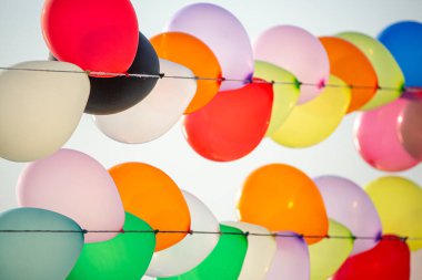 Parti ve karnaval için renkli balonlar duvarı. bir çok renkli balon parlak bir arkaplan duvar kağıdı resmi oluşturuyor