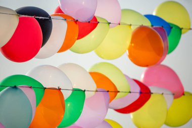 Parti ve karnaval için renkli balonlar duvarı. bir çok renkli balon parlak bir arkaplan duvar kağıdı resmi oluşturuyor