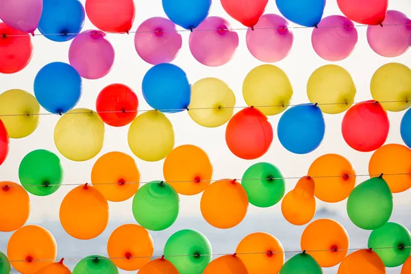 五颜六色的气球墙为派对和狂欢节 许多彩色气球形成明亮的背景壁纸图像 — 图库照片