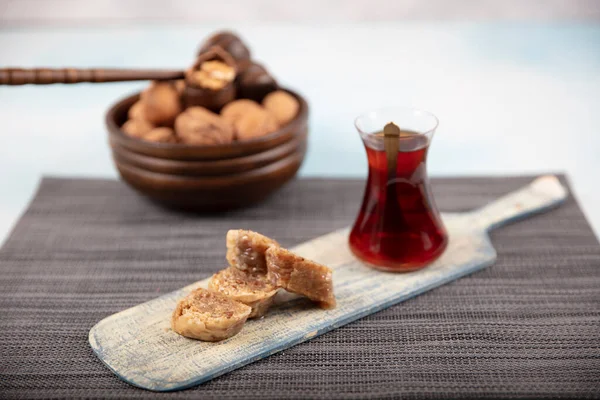 Traditionell Turkisk Dessert Valnöt Baklava Med Valnötter Och Ett Träbord — Stockfoto