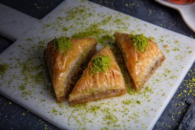 Türk geleneksel Baklava tatlısı ve çay konsepti. Yemek arkaplanı.. 