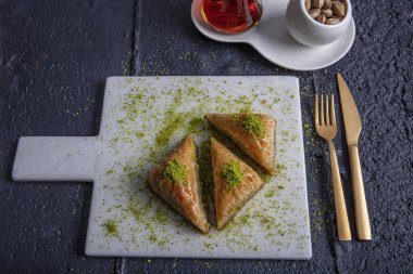 Türk geleneksel Baklava tatlısı ve çay konsepti. Yemek arkaplanı.. 