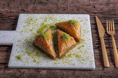 Türk geleneksel Baklava tatlısı ve çay konsepti. Yemek arkaplanı.. 