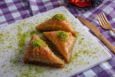 Türk geleneksel Baklava tatlısı ve çay konsepti. Yemek arkaplanı.. 