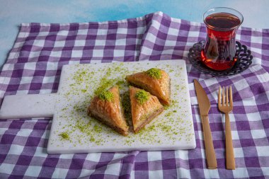 Türk geleneksel Baklava tatlısı ve çay konsepti. Yemek arkaplanı.. 