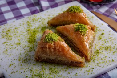 Türk geleneksel Baklava tatlısı ve çay konsepti. Yemek arkaplanı.. 