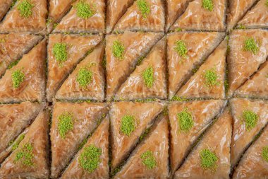 Geleneksel Türk Pistachio Baklava tatlısı, tepside baklava. Yemek dükkânı geçmişi..