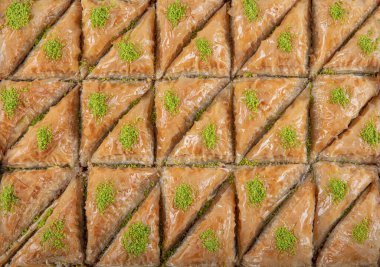 Geleneksel Türk Pistachio Baklava tatlısı, tepside baklava. Yemek dükkânı geçmişi..