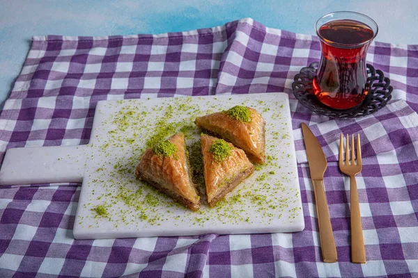 Türk geleneksel Baklava tatlısı ve çay konsepti. Yemek arkaplanı.. 