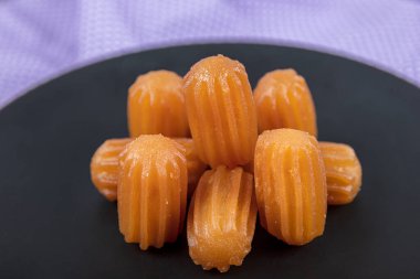 Geleneksel Türk tatlı tulumbası, çay ile servis edilen bir tabakta tuumba tatlisi. Tulumba (veya Bamiyeh), Osmanlı mutfağında popüler bir Türk tatlısıdır.