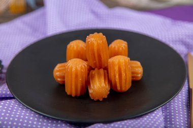 Geleneksel Türk tatlı tulumbası, çay ile servis edilen bir tabakta tuumba tatlisi. Tulumba (veya Bamiyeh), Osmanlı mutfağında popüler bir Türk tatlısıdır.