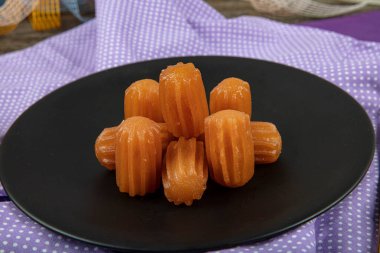 Geleneksel Türk tatlı tulumbası, çay ile servis edilen bir tabakta tuumba tatlisi. Tulumba (veya Bamiyeh), Osmanlı mutfağında popüler bir Türk tatlısıdır.