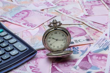 Türk lirası 200 TL sayım ve hesaplama. Saat ve Türk lira faturaları, yakın çekim, sığ dof.