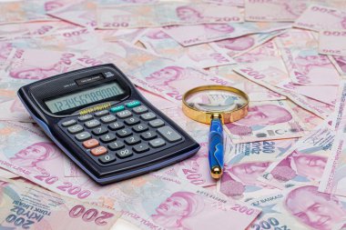 Türk lirası 200 TL sayım ve hesaplama. Saat ve Türk lira faturaları, yakın çekim, sığ dof.