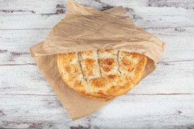 Ramazan Pidesi ( Türkçe; Ramazan Pidesi ) Mübarek Ramazan ayı için geleneksel Türk ekmeği.