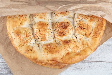 Ramazan Pidesi ( Türkçe; Ramazan Pidesi ) Mübarek Ramazan ayı için geleneksel Türk ekmeği.