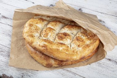 Ramazan Pidesi ( Türkçe; Ramazan Pidesi ) Mübarek Ramazan ayı için geleneksel Türk ekmeği.