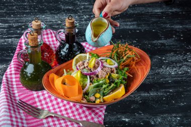 Marul, kiraz domatesli ton balığı salatası, salatalık ve mısır..