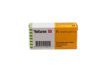 İstanbul, Türkiye - 12 Ocak 2022; Voltaren 25 mg ve 100 mg. Novartis 'in Diclofenac sodyum ürünü. Novartis, İsviçre 'de Novatis Pharma için Türkiye tarafından üretilmiştir. İltihap önleyici, ağrı kesici..